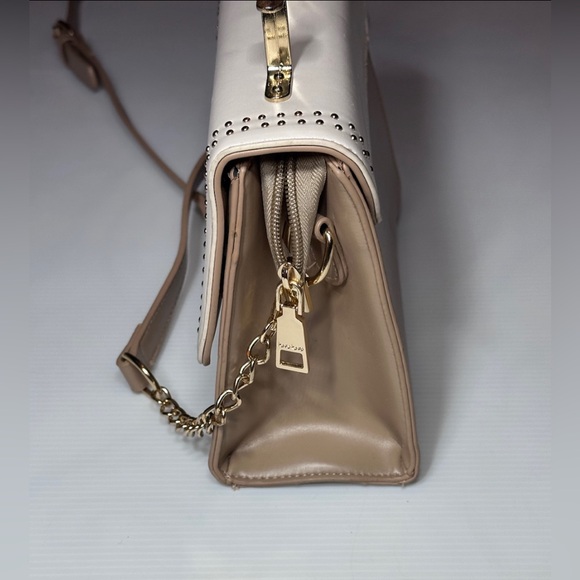 Bebe Los Angeles Shoulder Bag Purse Chain Strap Tan Cream Gold Button Zip Pocket - Picture 8 of 9